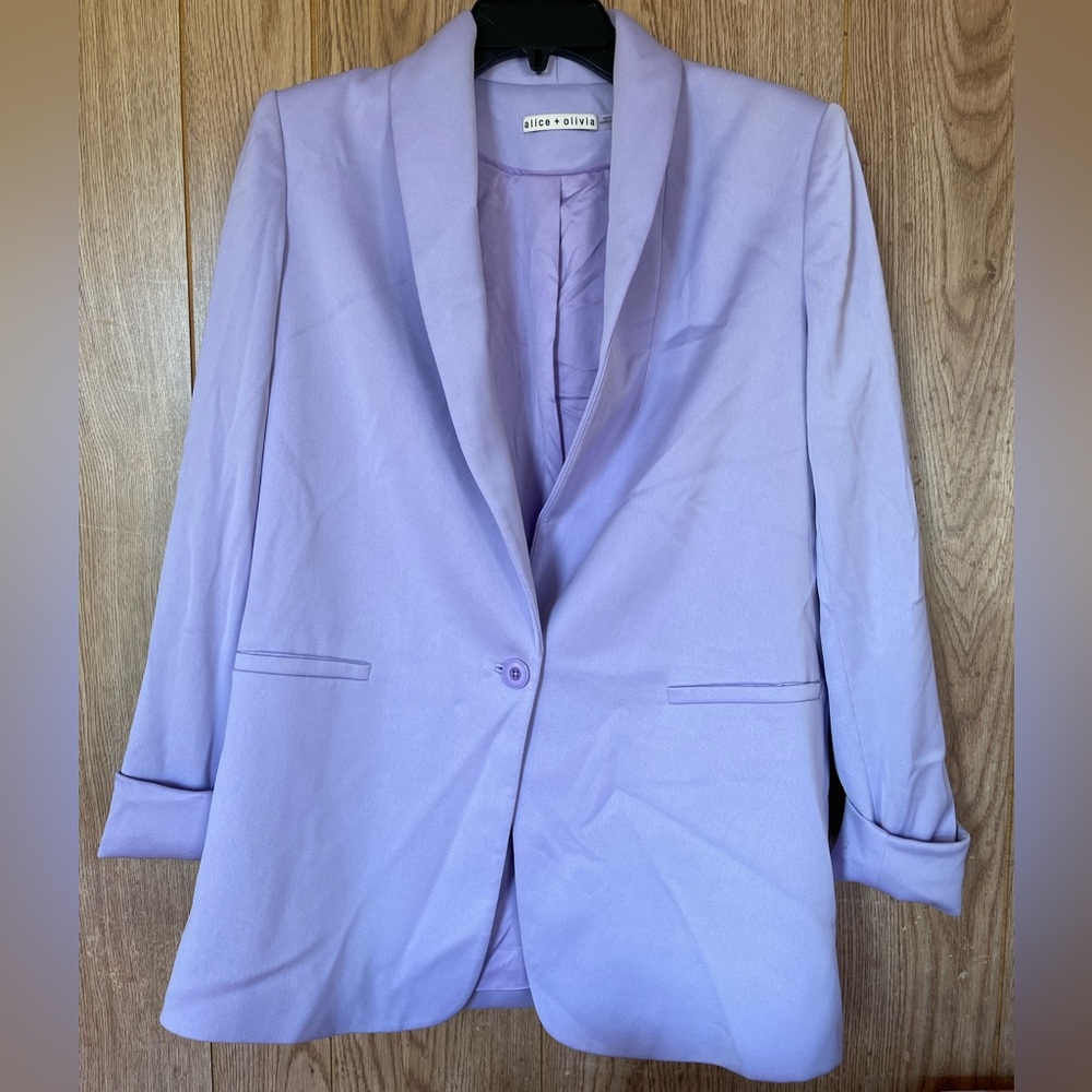 Alice + Olivia Yuriko Shawl Lapel Blazer. Size 4
#124